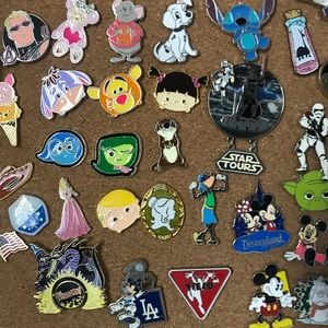 5 DISNEY MYSTERY PINS